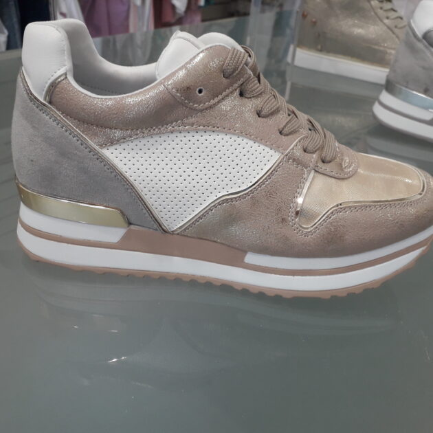 Calzature donna con sottopiede in memory foam